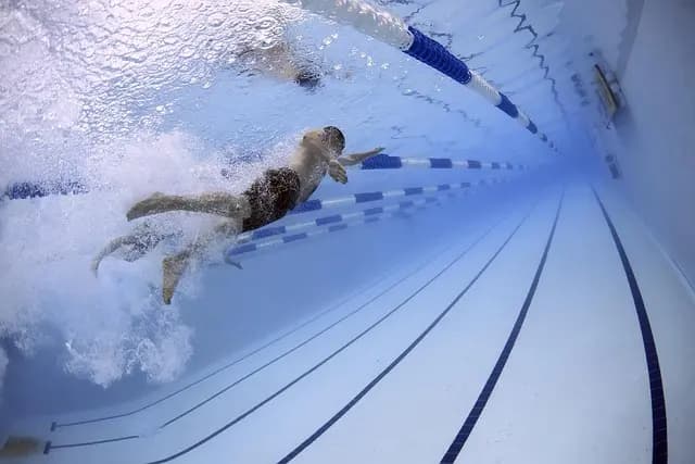 Comment intégrer des sports aquatiques dans votre entraînement multisport