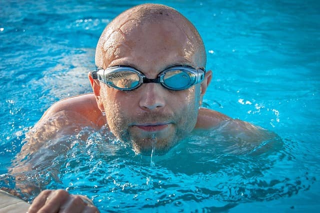 Comment intégrer la natation dans votre routine multisport
