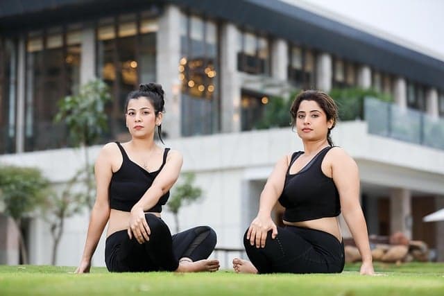Les meilleures stratégies pour intégrer le yoga dans votre entraînement multisport